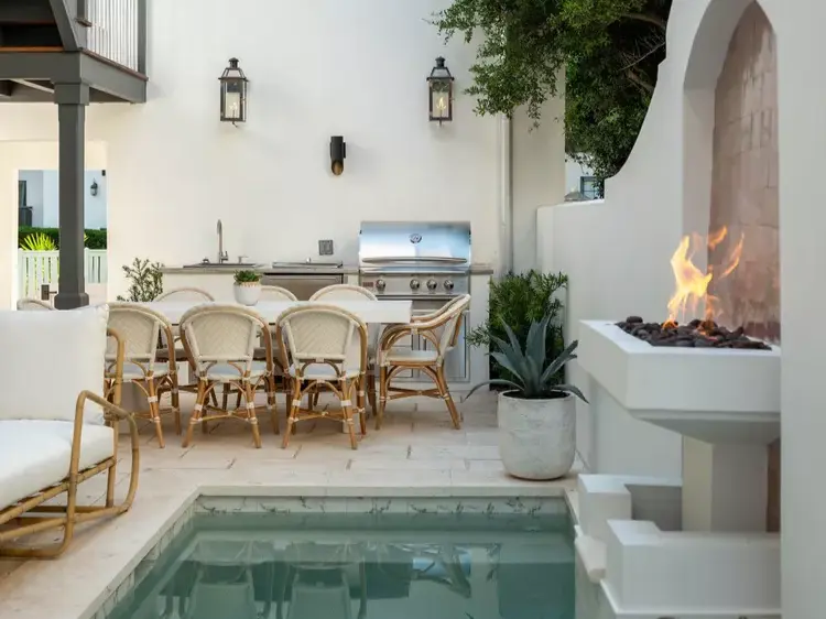 bo-tri-khong-gian-nha-bep-ngoai-troi-gan-ho-boi-dep-va-hop-li