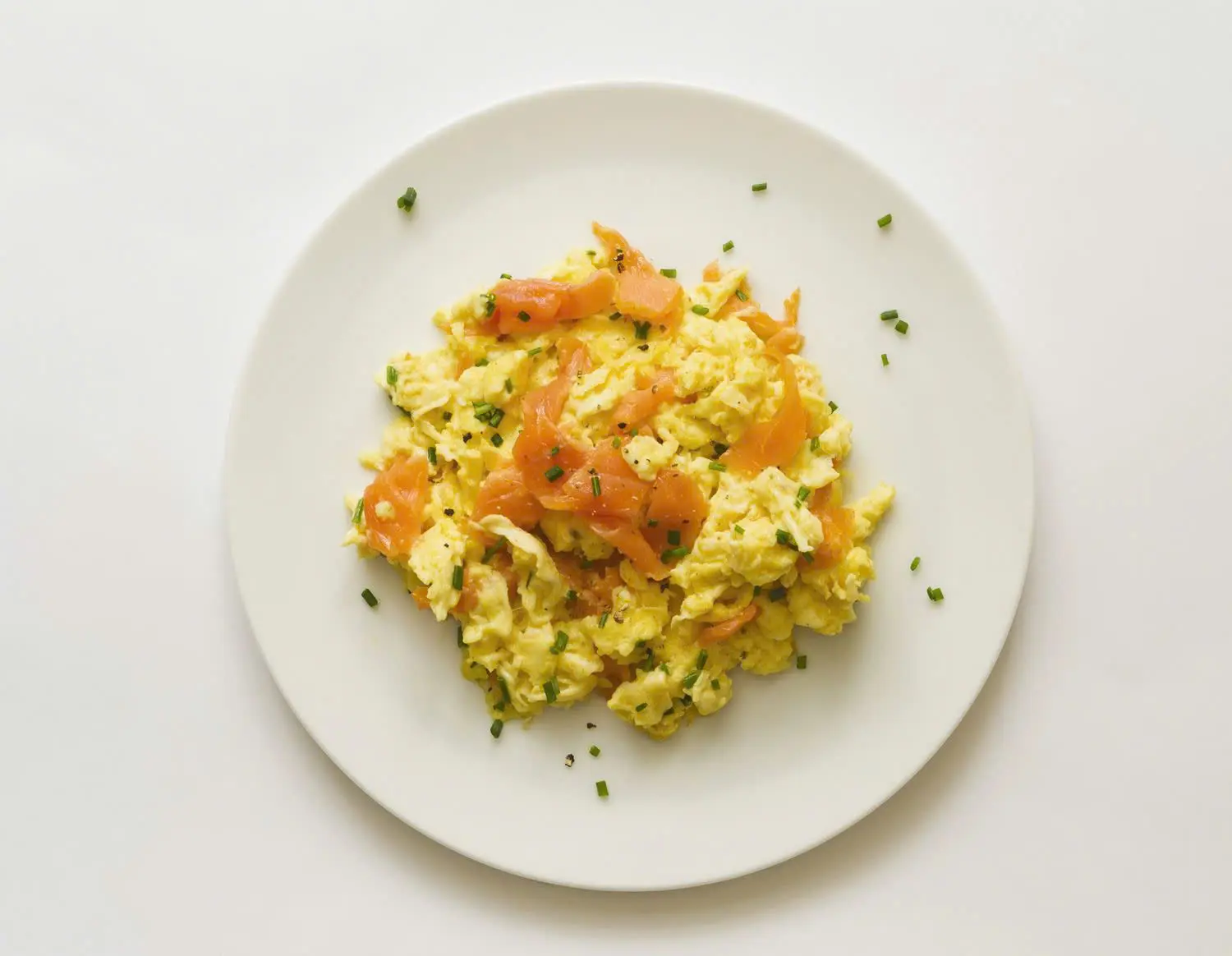 scrambled-eggs-with-smoked-salmon