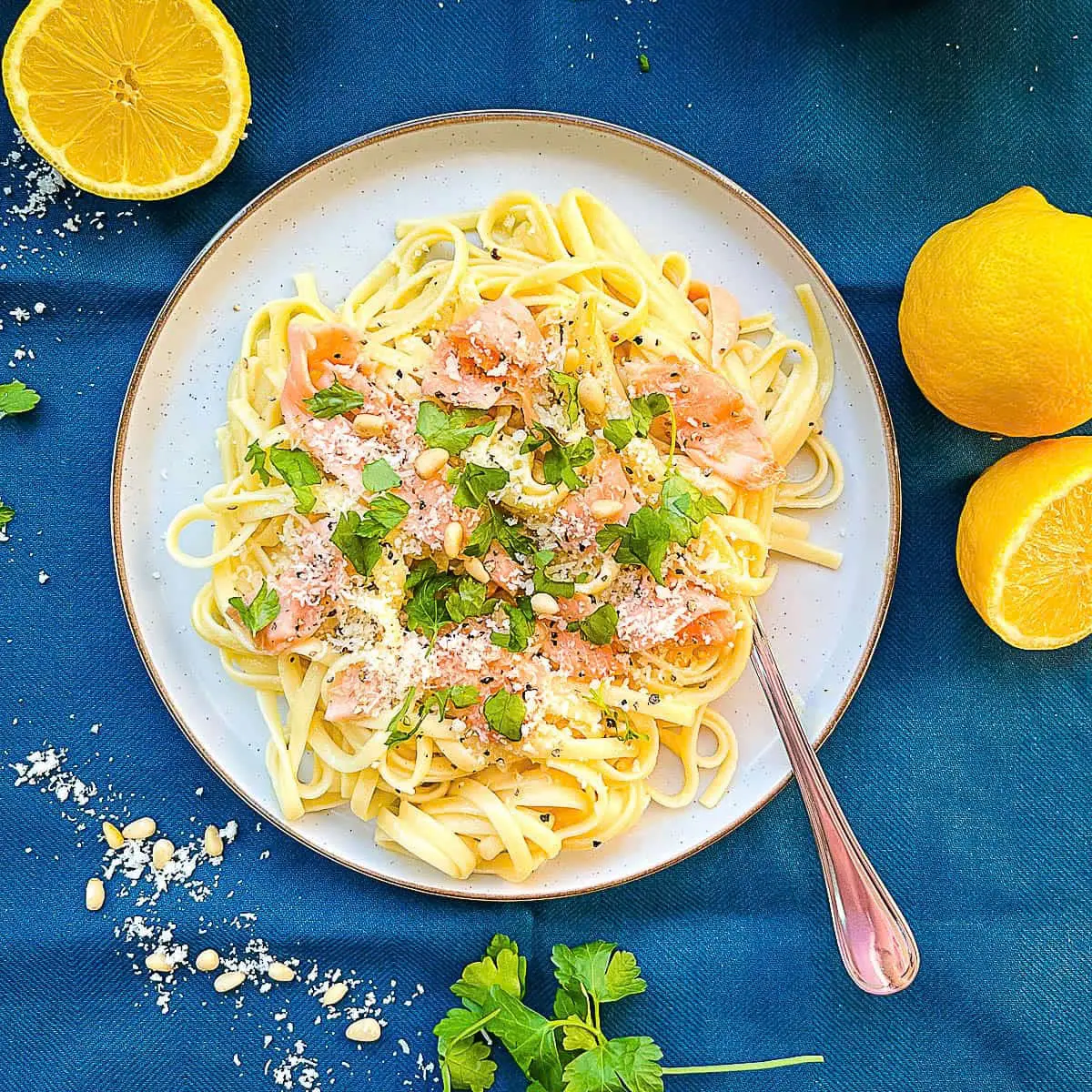 smoked-salmon-pasta-carbonara-no-cream