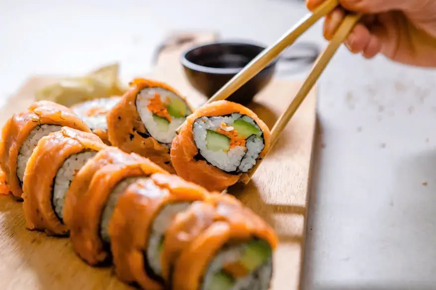 smoked-salmon-sushi-roll-with-avocado