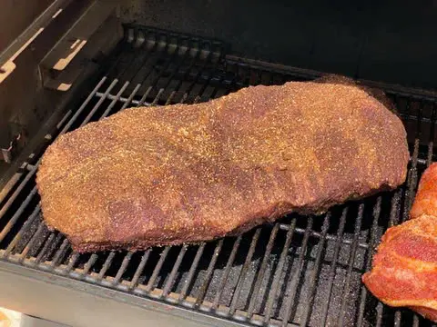 hun-khoi-beef-brisket-tren-lo-nuong-xong-khoi