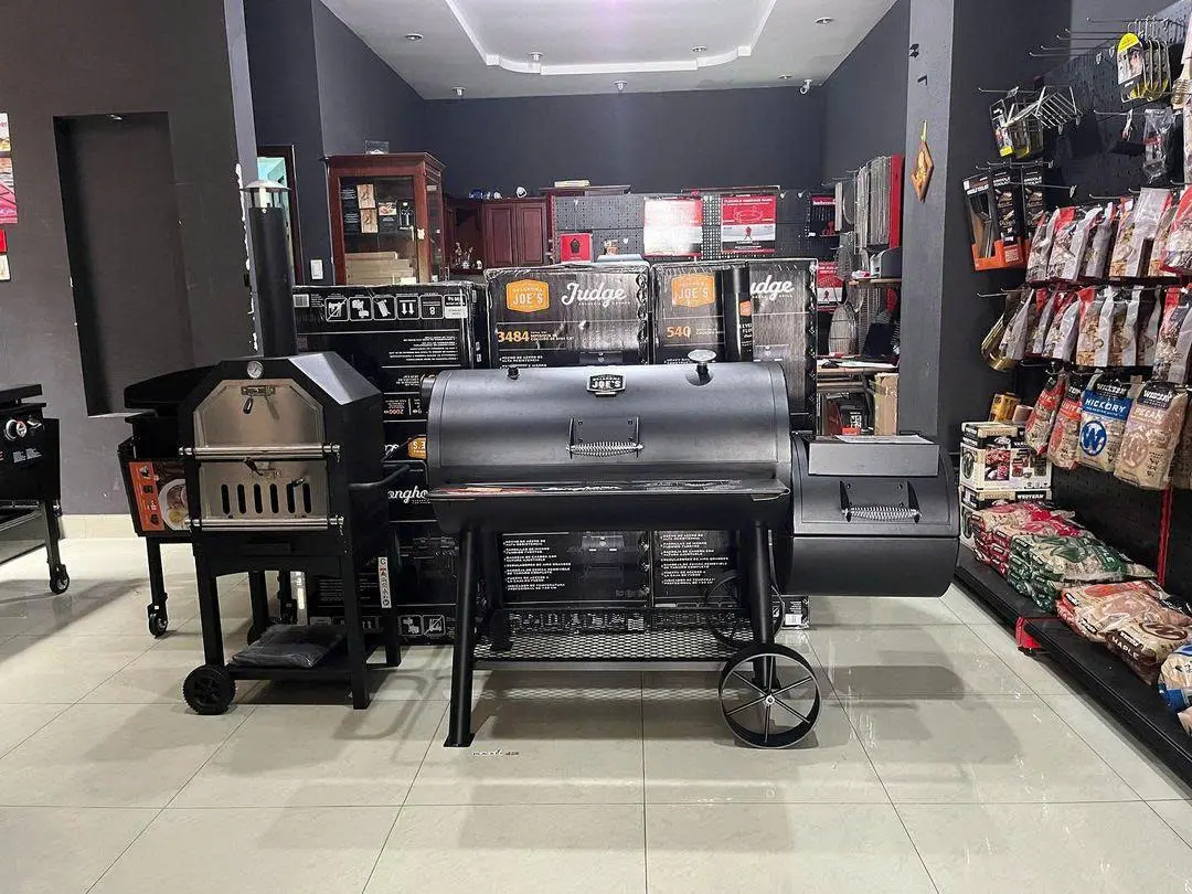Bên trong store X-BBQ