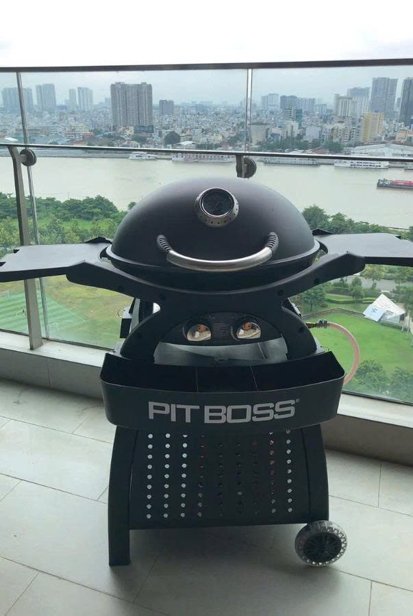 bếp nướng gas Pit Boss nhỏ gọn đặt tại ban công nhà chung cư