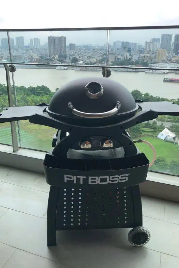 bếp nướng gas Pit Boss nhỏ gọn đặt tại ban công nhà chung cư