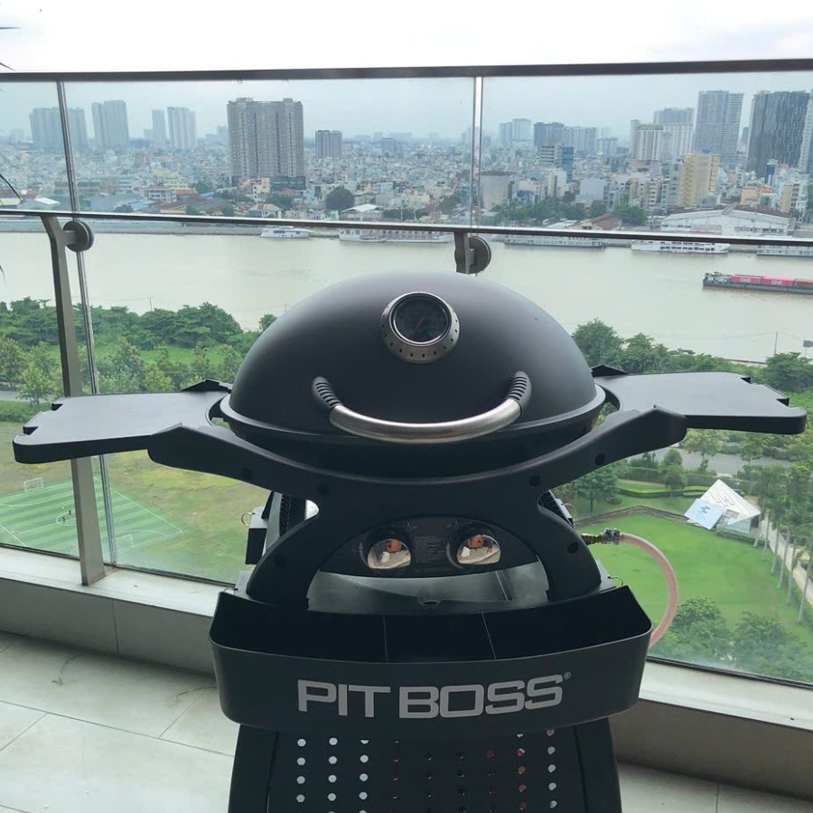 bếp nướng gas Pit Boss Sportsman trên ban công chung cư