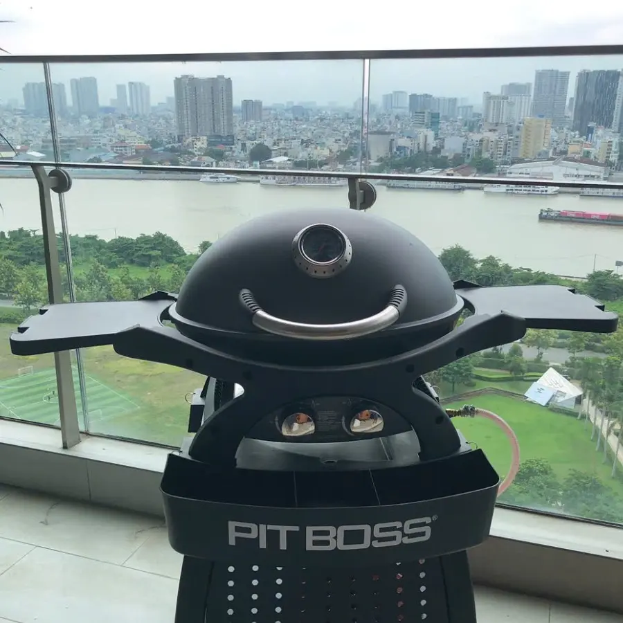 bếp nướng gas Pit Boss Sportsman trên ban công chung cư
