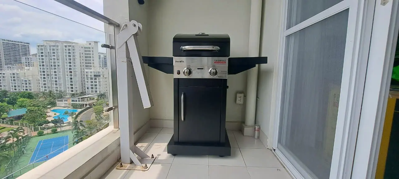 bếp nướng gas char-broil ngay tại ban công