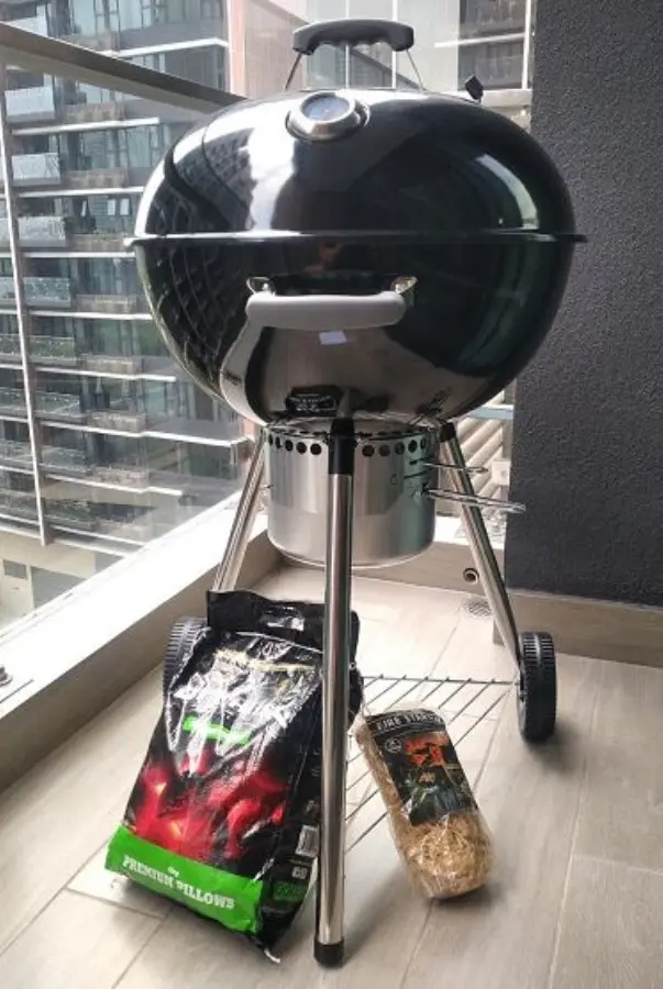 bếp nướng than Kettle nhỏ gọn được lựa chọn đặt tại ban công căn hộ chung cư