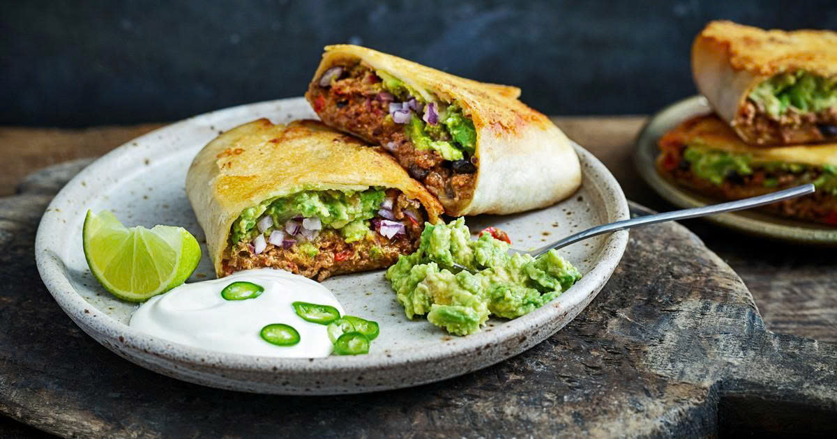 Burrito tăng hương vị khi ăn kèm kem chua và guacamole
