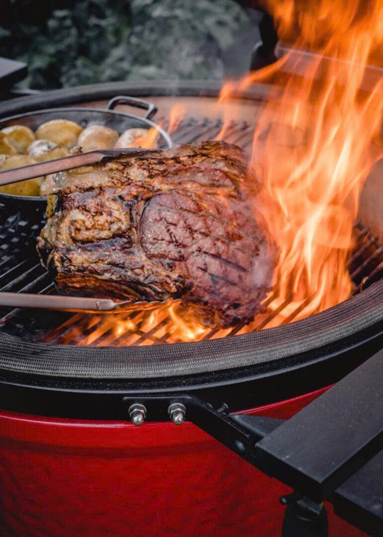 Kamado Joe là loại lò nướng than giữ nhiệt tốt dễ đạt nhiệt cao