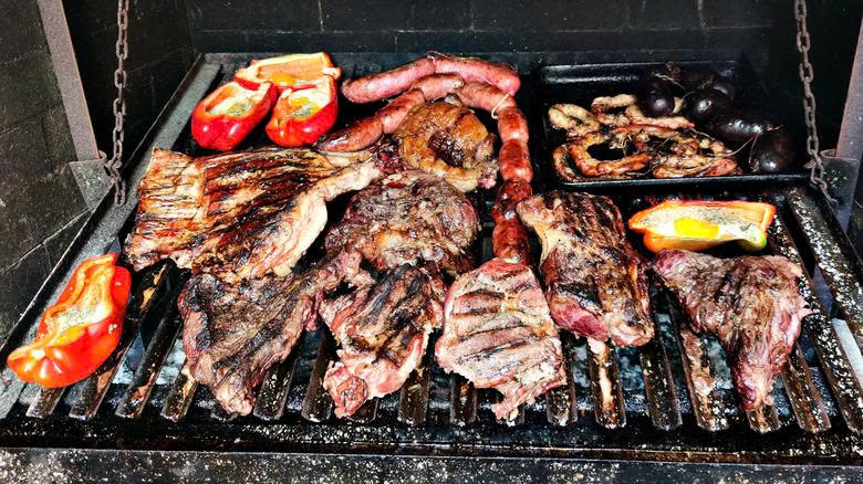 thịt nướng asado kiểu Argentine trên vỉ nướng V grate