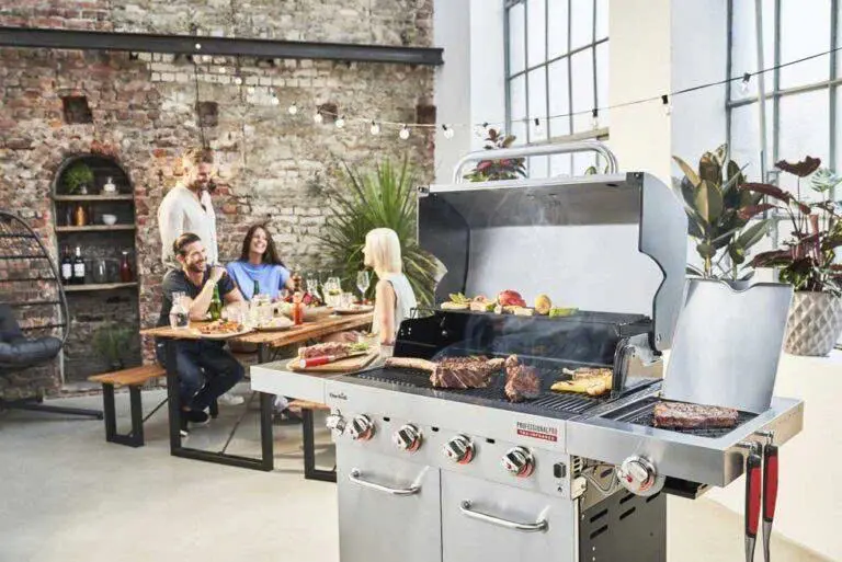 BBQ cũng được hiểu và hoạt động cùng nhau chuẩn bị và thưởng thức tiệc nướng ngoài trời