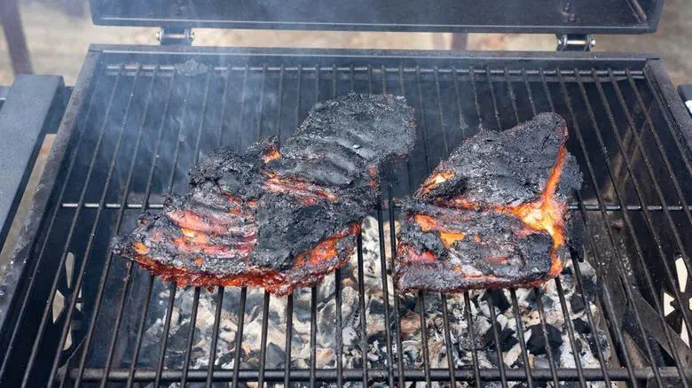 Miếng sườn bị cháy khô khi bạn không biết kỹ thuật nướng phù hợp