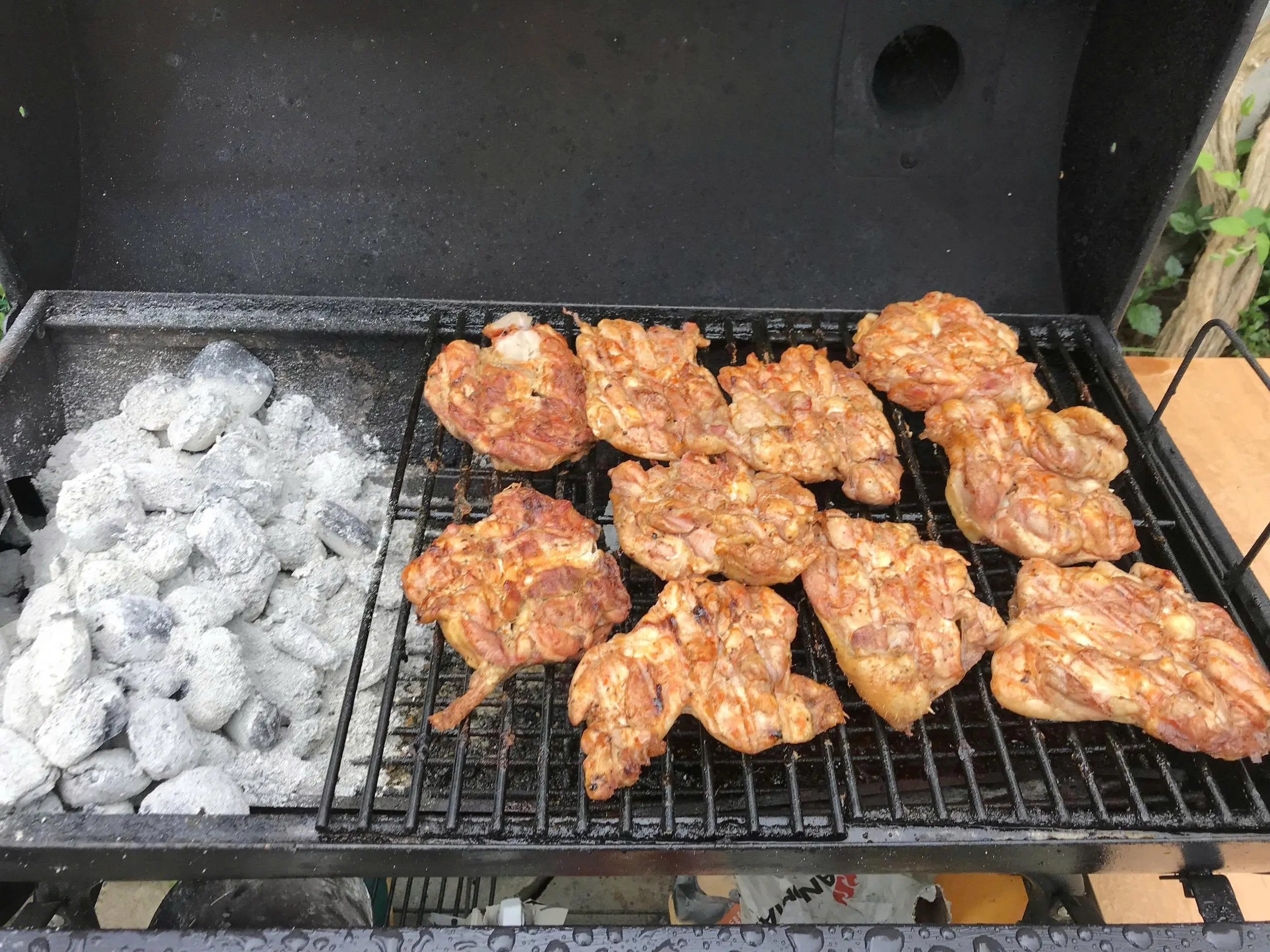 Nướng gián tiếp là một phương pháp phổ biến trong giới BBQ, để hương vị thêm đậm đà mềm, hấp dẫn