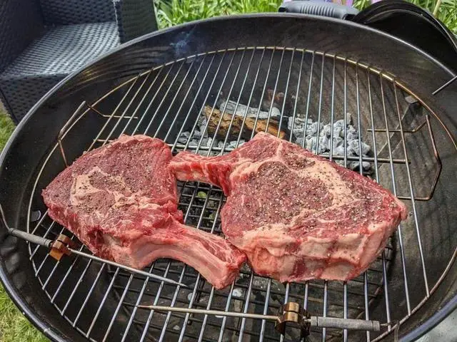 nướng giáp tiếp thường áp dụng cho miếng thịt dày, để đảm thịt chín đều từ bên trong mà không phá hủy cấu trúc của thịt