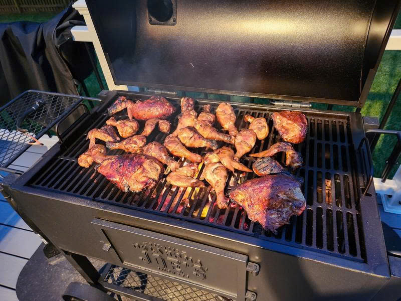 nướng trực tiếp trên bếp nướng than Oklahoma Joe's Judge