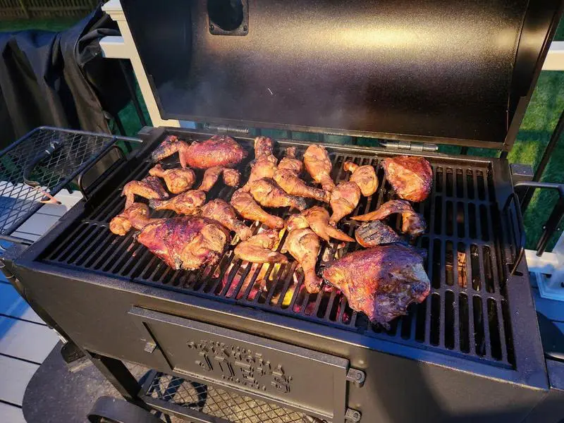nướng trực tiếp trên bếp nướng than Oklahoma Joe's Judge