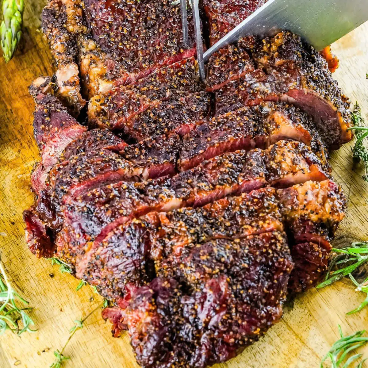 phiên bản nhỏ của brisket nướng low and slow cho khách muốn hưởng thức hương vị khói gỗ mà không đợi quá nhiều