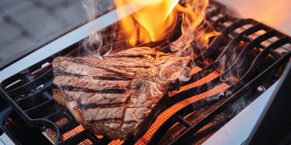 sear tạo lớp vỏ vàng giòn bằng bếp phụ hồng ngoại Napoleon