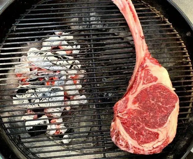 two zone grilling áp dụng cho miếng thịt nướng để vừa chín bên trong mà vàng giòn bên ngoài