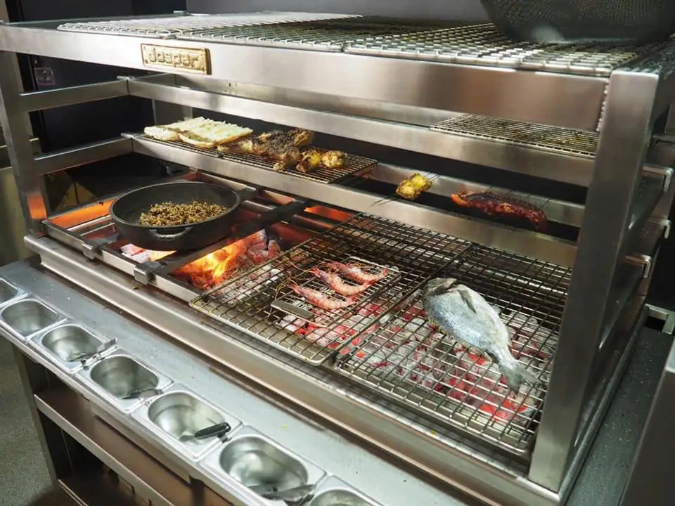 Bếp nướng mở phong cách bếp nướng Robata nhiều tầng vỉ