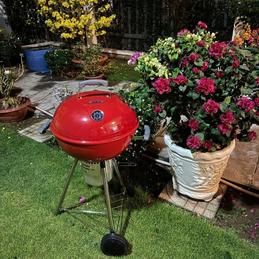 Bếp nướng than Kettle grill màu đỏ huyền thoại trong giới BBQ