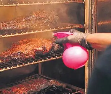 Cứ khoảng 30 - 45 phút thực hiện xịt nước để tránh bị khô trong quá trình xông khói