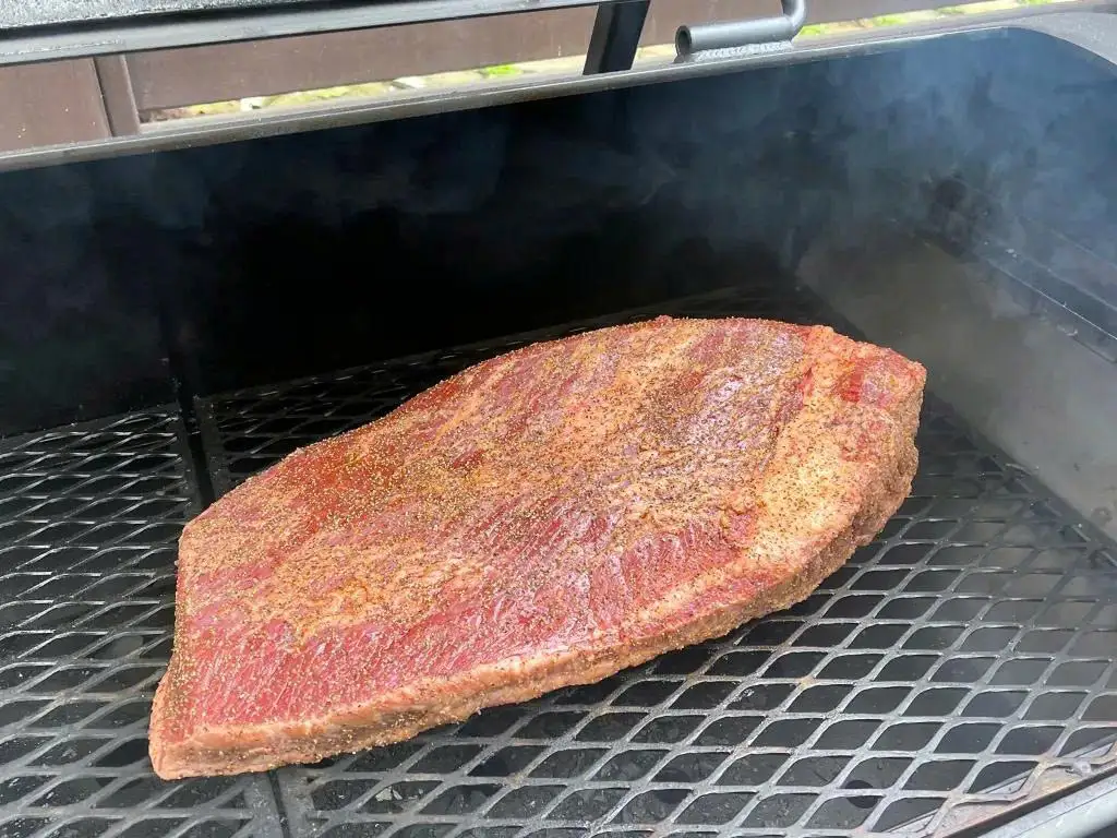 Đặt thịt trong lò xông khói, cứ 45 phút đến 1 tiếng mở nắp lò xông khói và xịt nước