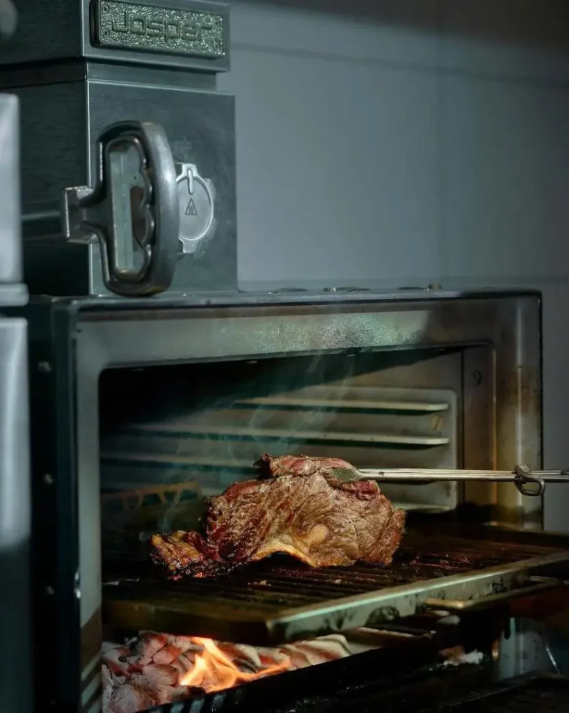 Lò nướng thích hợp nướng miếng thịt dày, ủ nhiệt chín đều và tạo lớp vỏ giòn ở bước finish tạo món nướng hấp dẫn