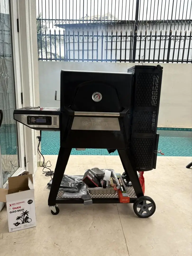 bếp nướng than kỹ thuật số Masterbuilt với bảng điều khiển nhiệt độ