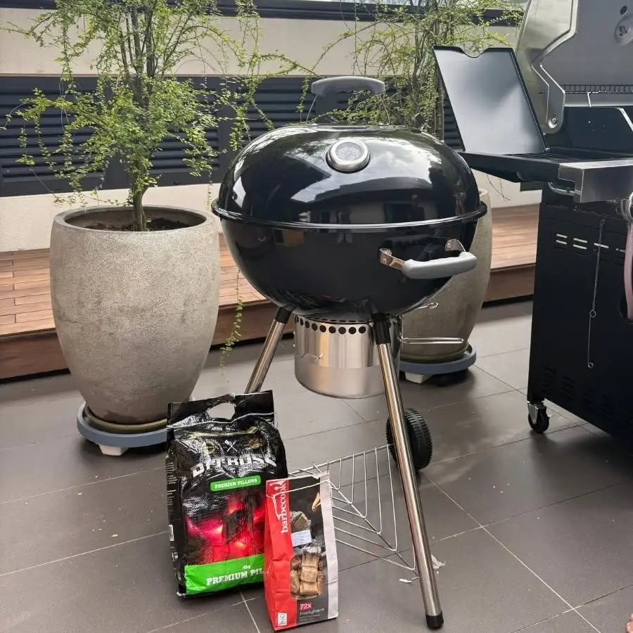 Bếp nướng than kettle grill tại sân vườn nhà khách