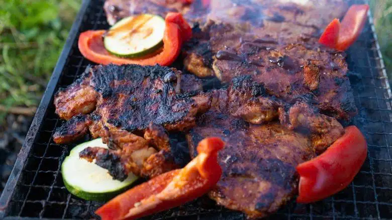 Bề mặt thịt cháy đen và thịt nướng bị khô và cứng