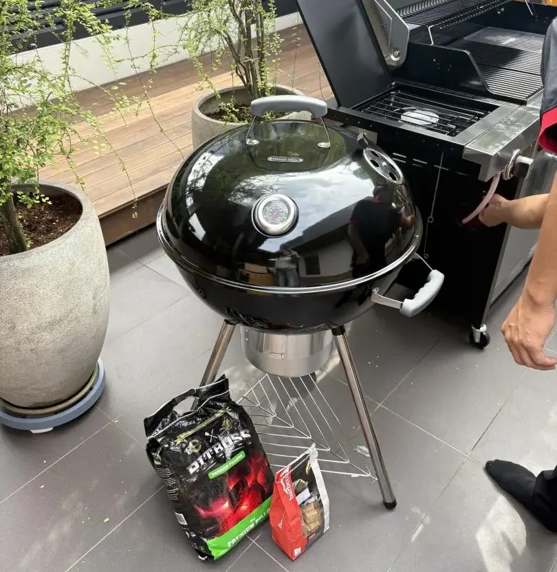 Bếp nướng than kettle grill tại sân vườn