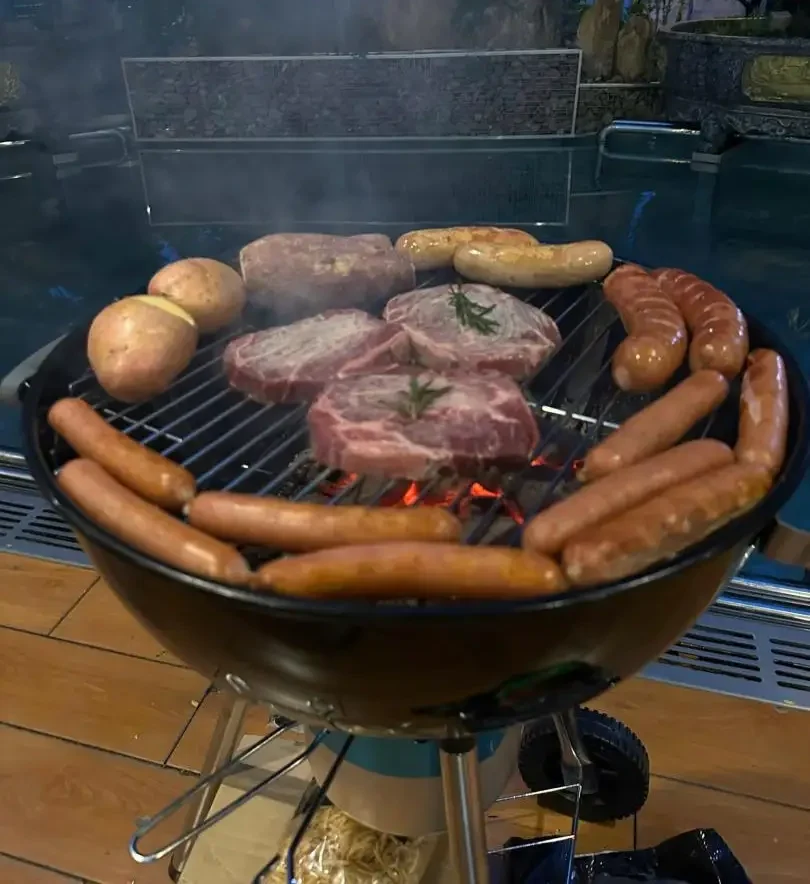 Bếp nướng than kettle grill với khả năng nướng đa dạng