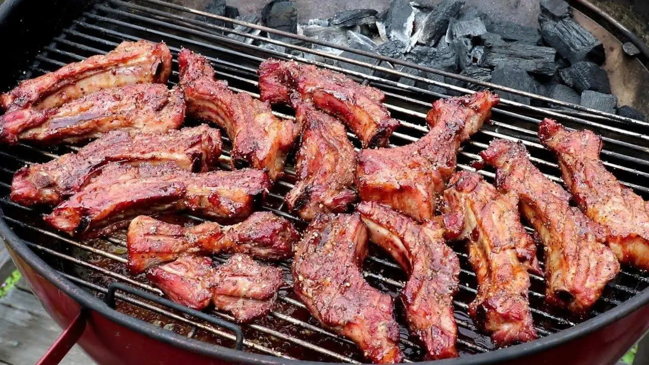 Sườn nướng trên bếp nướng than