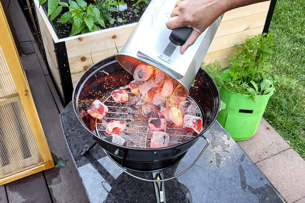 Nên đốt than khi có lớp tro trắng phủ đều bề mặt than mới nên bắt đầu nướng thịt